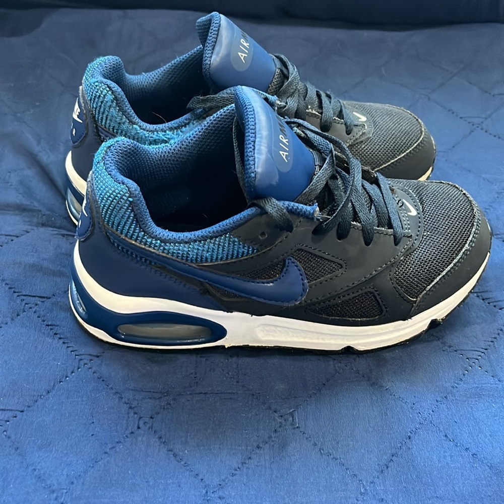 Nike Air Max IVO PS ‘Dark Obsidian’ Kids Sneakers - Size 1.5Y Gently Worn - Picture 2 of 6